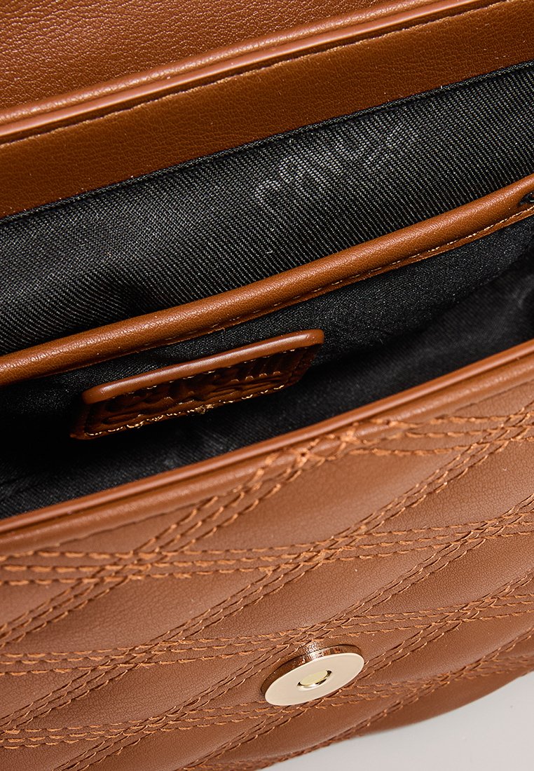 Borsa a mano in pelle marrone con texture trapuntata, dotata di chiusura a bottone dorato e interno in tessuto nero con una tasca a scomparsa.