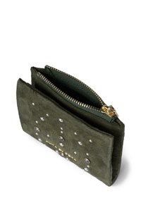 Zielona oliwkowa skórzana portmonetka z zamkami błyskawicznymi, ozdobiona błyszczącymi srebrnymi ćwiekami ułożonymi w wzór. Złoty hardware zamka błyskawicznego.