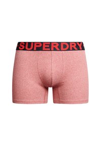 Czerwone melange bokserki z miękkiego materiału, z czarnym elastycznym paskiem w talii z czerwonym napisem "SUPERDRY" z przodu.