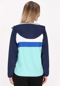 Letvægts, hættetrøje i marineblå, hvid og mintgrøn. Har et farveblokeret design med en blå stribe hen over ryggen. Glat tekstur.