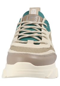 Scarpa sportiva beige e verde con tomaia in mesh e suede, punta arrotondata, dettagli riflettenti e soletta testurizzata. Presenta un design con lacci.