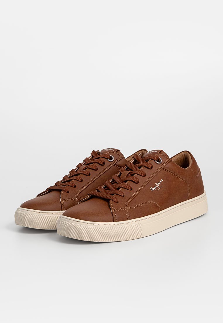 Baskets en cuir marron avec une finition texturée, semelle en caoutchouc crème et lacets marron. Présente un logo de marque sur le côté. Design classique.
