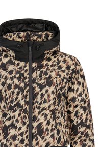 Gevoerde jas in een bruin en zwart luipaardmotief met een zwarte capuchon. Voorzien van een ritssluiting, voorzakken en een trekkoord bij de capuchon.