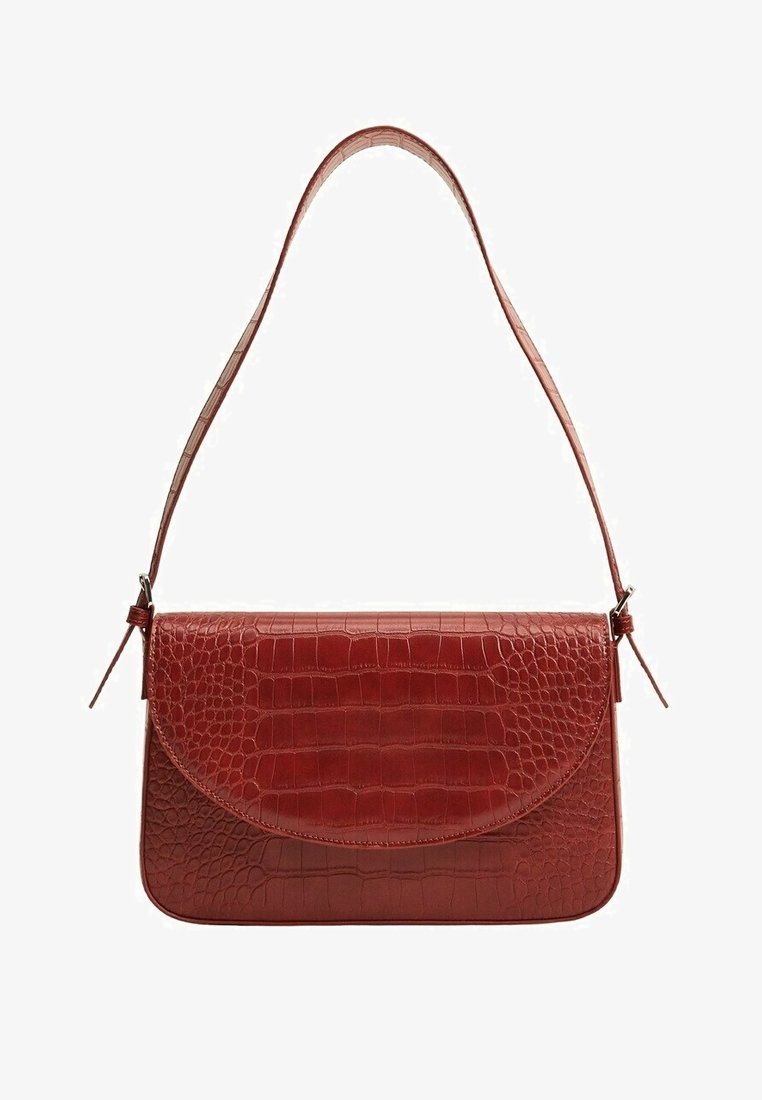 Sac à main rectangulaire rouge avec texture crocodile, fermeture à rabat incurvé, et une longue bandoulière pour être porté à l'épaule.