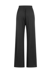 Černé kalhoty s širokými nohavicemi a elastickým pasem, s texturovanými vertikálními pruhy a volným střihem.