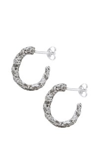 Texturerade silvriga hoopsörhängen med en något oregelbunden form och ytdetaljer, säkrade med en tryckknappslås.