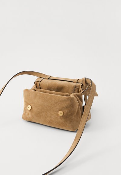 MOSCHINO METAL PLAQUE - Taška s příčným popruhem - beige