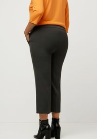 Ulla Popken 7/8 BÜGELFALTEN, ELASTIKBUND, BINDE - Pantalon classique - gray