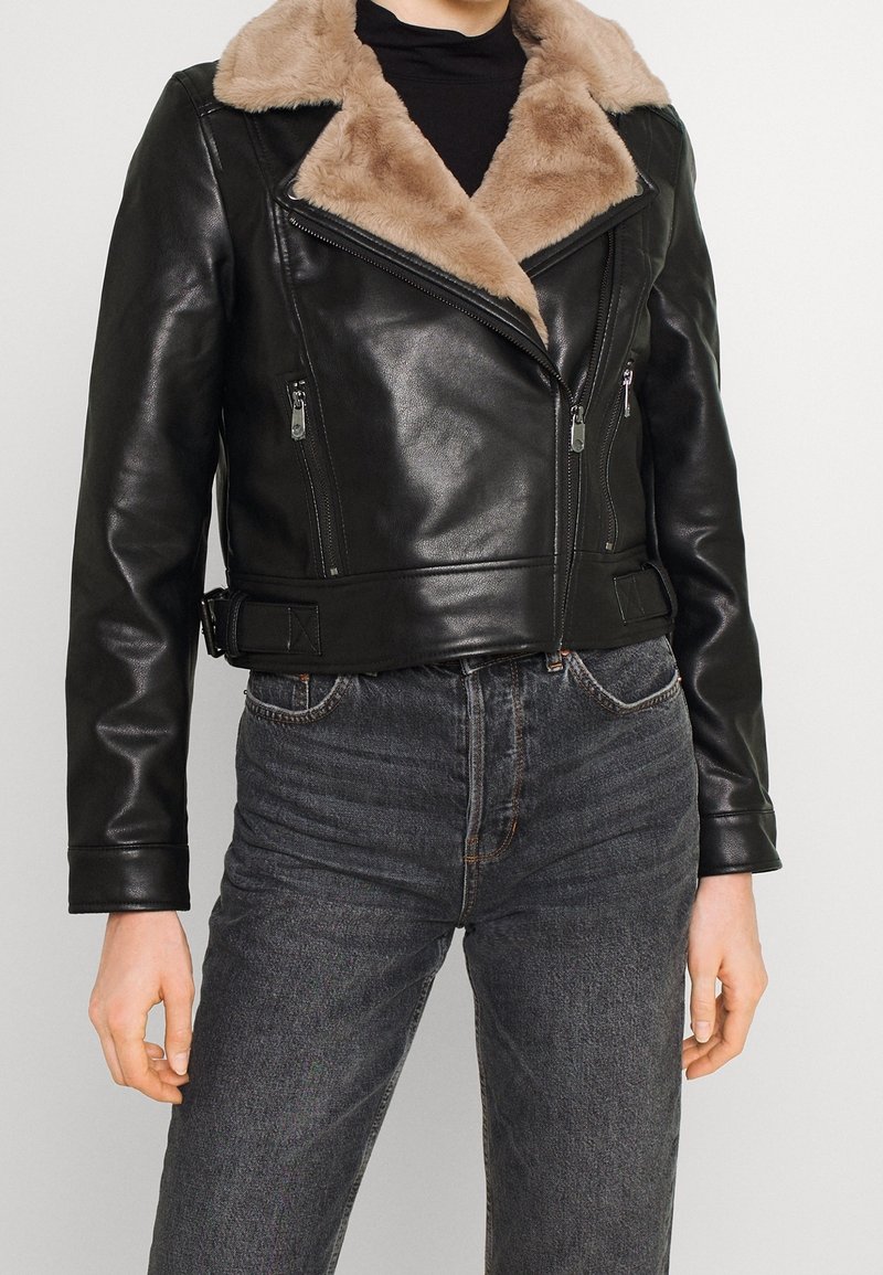 Zwarte leren jas met een beige nepbontkraag, een cropped ontwerp en zilverkleurige ritszakken. Voorzien van een tailleband en een textuurstof.