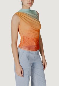 Top senza maniche con colori in gradiente, che si trasformano da azzurro chiaro al collo a arancione in vita, con tessuto arricciato per creare texture.