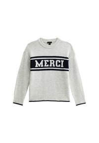 Grå stickad tröja med marint blå "MERCI" text. Har en rund hals, ribbade manschetter och nederkant, med ränder ovanför och under texten. Mjukt material.