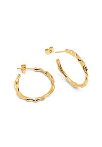 Pendientes de aro dorados con un diseño retorcido. Presentan una superficie brillante y un cierre a presión. Son ligeros y de forma circular.