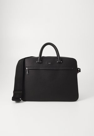 Bolso de piel negra con textura suave, doble asa superior y una correa de hombro desmontable. Cuenta con un bolsillo delantero con cremallera y detalle del logo.