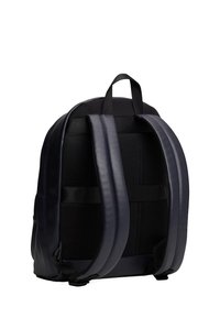 Zaino di un blu navy scuro con schiena imbottita in rete, spallacci regolabili e una finitura liscia e lucida. Presenta una maniglia superiore e cuciture rinforzate.