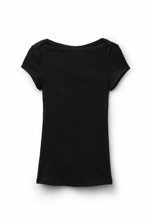 Zwart, ribgebreid topje met korte mouwen en een brede, rechte halslijn, plat gelegd op een witte achtergrond.