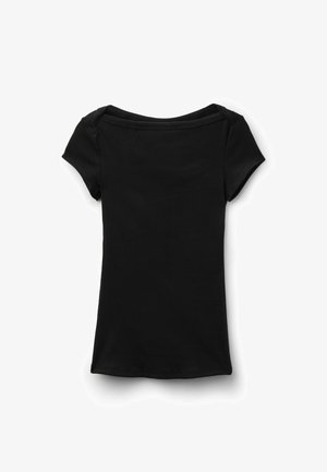 Schwarzes, kurzärmeliges, geripptes Strickoberteil mit weitem, geradem Ausschnitt, flach auf weißem Hintergrund ausgelegt.