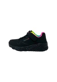Sneaker nera con superficie testurizzata, dotata di una fascia in velcro e accentuazioni multicolori. La suola presenta un motivo maculato per un ulteriore dettaglio.