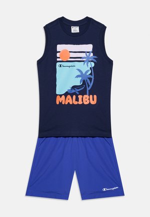 Ærmeløs navy tanktop med orange sol, blå palmer, båd, "Malibu"-tekst, kombineret med blå shorts med Champion-logo på benet.