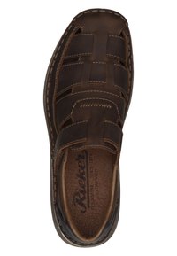 Sandale en cuir marron avec un design tissé et des coutures contrastantes. Dispose d'une semelle intérieure rembourrée et d'un bout arrondi. Dos fermé pour un soutien.
