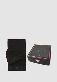 Set composto da berretto e sciarpa neri in maglia con trama a coste, caratterizzati da piccoli accenti con logo a triangolo, confezionati in una scatola nera con dettagli rossi.