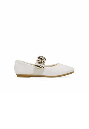 Zapato plano blanco con punta puntiaguda y correa elástica adornada con decoraciones ovaladas doradas brillantes.