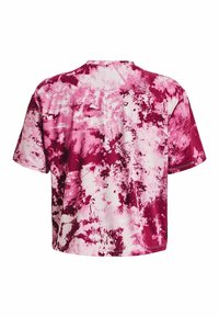 Volný top s krátkým rukávem v růžovo-burgundském tie-dye vzoru, vyrobený z měkké tkaniny s výraznou texturou a mírným leskem.