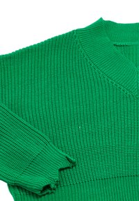 Pulover verde tricotat cu decolteu în V, având un model texturat cu nervuri și mâneci lungi, evidențiat printr-o croială ușor lejeră și mansete neterminate.