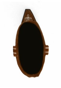 Chaussure en suède marron avec un bout pointu et des accents de coutures blanches ; texture lisse visible ; intérieur noir.