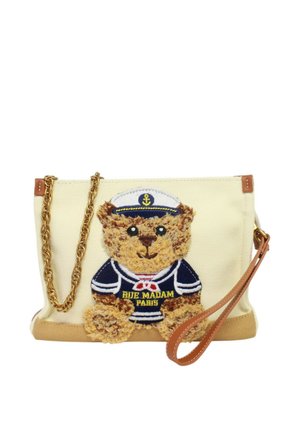Pochette beige con catena dorata e cinturino da polso, caratterizzata da un orsacchiotto testurizzato in completo da marinaio blu navy con la scritta "RUE MADAM PARIS".