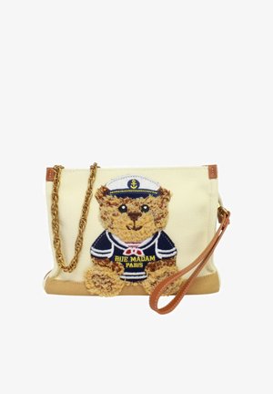 Pochette beige con catena dorata e cinturino da polso, caratterizzata da un orsacchiotto testurizzato in completo da marinaio blu navy con la scritta "RUE MADAM PARIS".