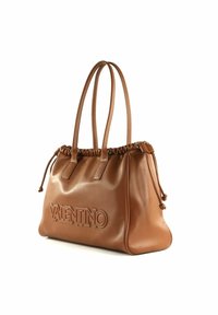 Borsa tote in pelle tan con chiusura a coulisse e due spallacci. Presenta il logo "VALENTINO" in rilievo sul davanti. Texture liscia.