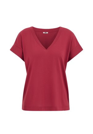 Piros rövid ujjú, V-nyakú, laza szabású póló behajtott ujjvégekkel, fehér háttéren bemutatva.