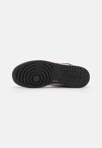 Jordan AIR 1 MID UNISEX - Basketbola apavi - black/fire red/white