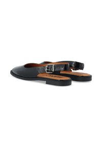 Μαύρα γυναικεία παπούτσια τύπου slingback από λουστρίνι, με λουριά και αγκράφες, και ταμπά πάτους με ετικέτα "BLANCO" σε λευκό φόντο.