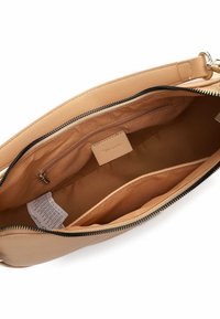 Wnętrze torebki ze skóry cielęcej o gładkiej fakturze. Zawiera kieszeń na suwak, dwie otwarte przegrody oraz przymocowaną metkę.