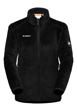 Zwarte fleec_jack met een gestructureerd patroon, hoge kraag, volle ritssluiting aan de voorkant, logo op de borst en een cirkelvormig embleem op de mouw.