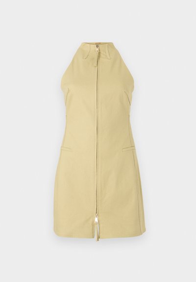 Ärmlös, knälång klänning i ljusgul tyg med hög krage, dragkedja fram och två sidfickor. Slät textur genom hela plagget.