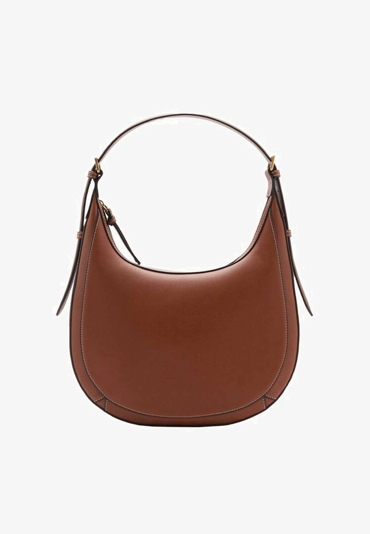 Sac à bandoulière en cuir marron de forme incurvée, avec une anse unique sur le dessus et des coutures contrastantes le long des bords.