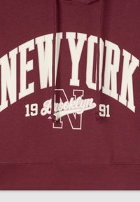 Bordowa bluza z kapturem z białym napisem: "NOWY JORK", "Brooklyn" i "91". Zawiera sznurki i ściągacz u dołu. Wykonana z miękkiego materiału bawełnianego.