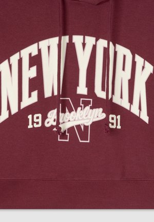 Bordowa bluza z kapturem z białym napisem: "NOWY JORK", "Brooklyn" i "91". Zawiera sznurki i ściągacz u dołu. Wykonana z miękkiego materiału bawełnianego.