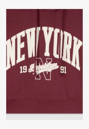 Bordowa bluza z kapturem z białym napisem: "NOWY JORK", "Brooklyn" i "91". Zawiera sznurki i ściągacz u dołu. Wykonana z miękkiego materiału bawełnianego.