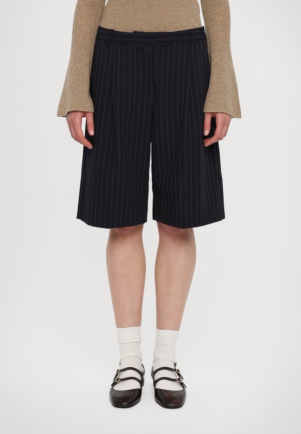 STEVEN PLEAT  - Shorts