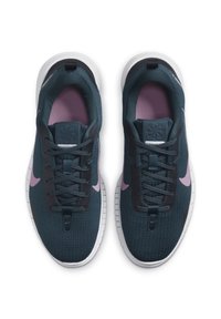 Teksturoitu, tumma teal-värinen urheilukengät pinkeillä yksityiskohdilla, joissa on nauhakiinnitys ja valkoinen kumipohja. Huomattava logo kengän kielekkeessä.