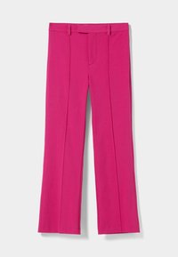 Fuksjowe spodnie z szerokimi nogawkami, wykonane z gładkiego materiału, z dwiema fałdami z przodu oraz dopasowanym paskiem w talii z pętelkami na pasek.