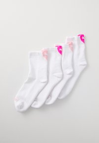 Fünf Paare weißer Socken mit gerippten Abschlüssen, die pinke und hellpinkfarbene Ferseakzente aufweisen. Weicher Stoff und ein unsichtbares Design.