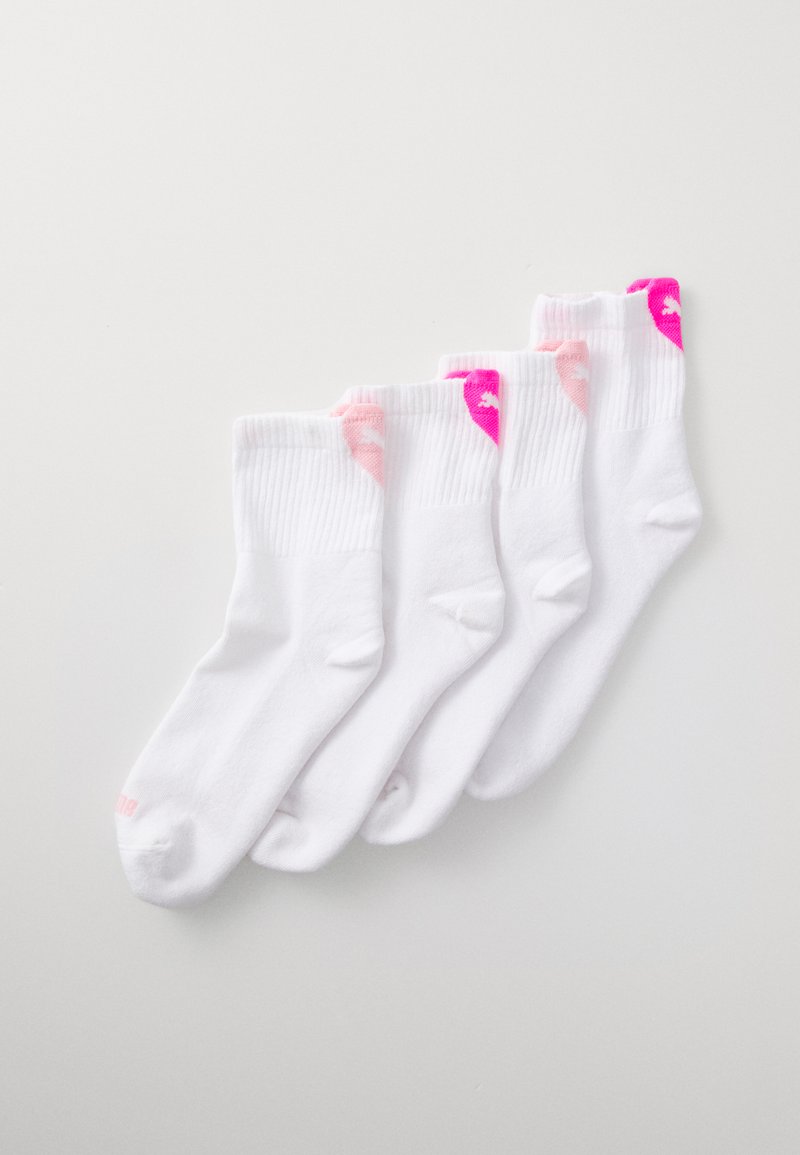 Fünf Paare weißer Socken mit gerippten Abschlüssen, die pinke und hellpinkfarbene Ferseakzente aufweisen. Weicher Stoff und ein unsichtbares Design.
