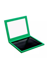 Zielona prostokątna paleta do makijażu z lustrzaną powierzchnią na górze i czarną podstawą. Zawiasowa konstrukcja umożliwia łatwe otwieranie i zamykanie.