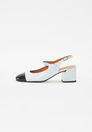 Slingback kurpe ar gaismas zila laku ādas virsmu, melnu laku purngalu, regulējamu potītes siksniņu un blokveida papēdi. Gluda tekstūra.