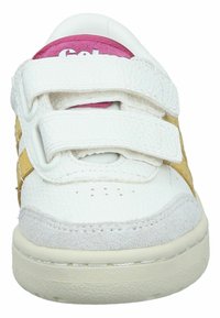 Vit sneaker med kardborreband, med en ljusgul accent och grå mockatå. Texturerat material och vadderad tunga i rosa.