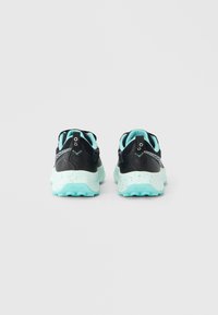 Μαύρα και τιρκουάζ αθλητικά παπούτσια με υφασμάτινο επάνω μέρος, μαλακή σόλα και σχεδιασμό με στίγματα στη μέση της σόλας. Εμφανίζεται η πίσω όψη.